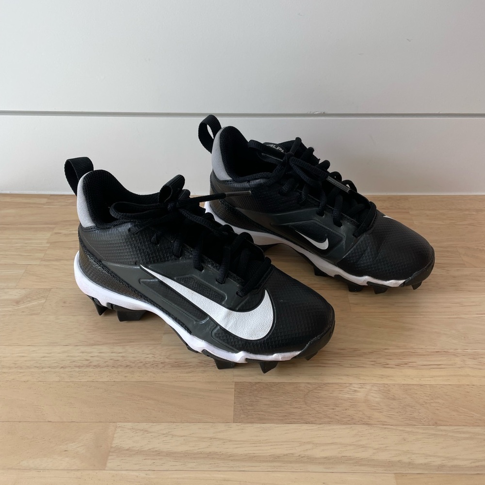 Nike Kids’ Alpha Menace 4 Shark Football Cleats